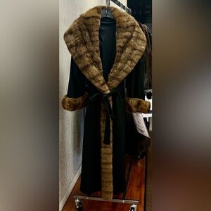 Elegant Black Cashmere with Squirrel Trim Coat with belt